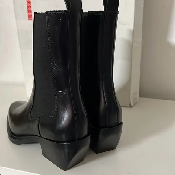 SANDRO SLEEK BLACK LEATHER ANKLE BOOTS RETAIL PRICE $580.00