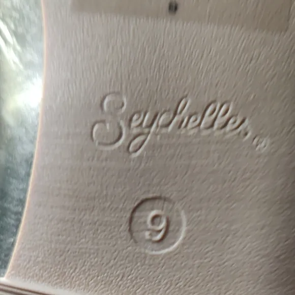 Seychelles Women's Flats Size 9 Gold