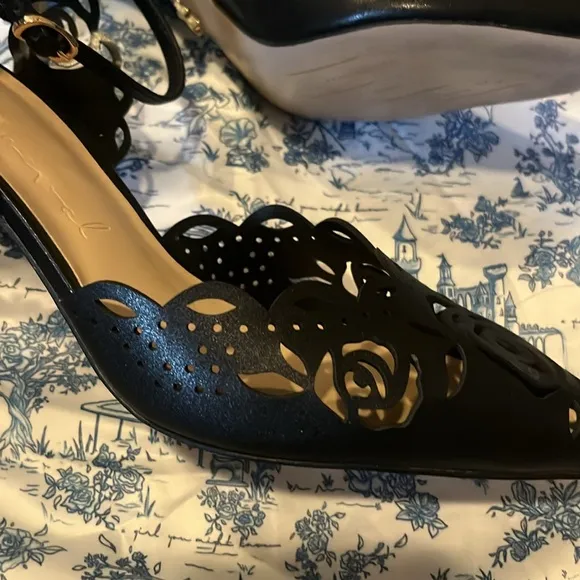 She is Cheval Jardin Rodin heels