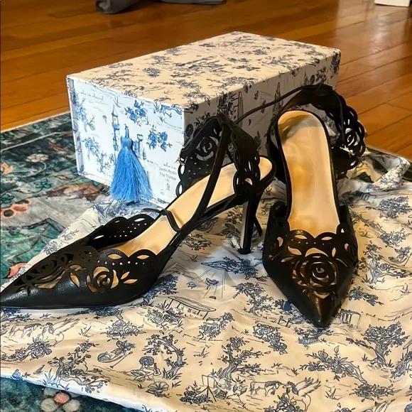 She is Cheval Jardin Rodin heels