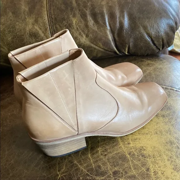 Silent D Lisbons Anthropologie 9 tan ankle boots