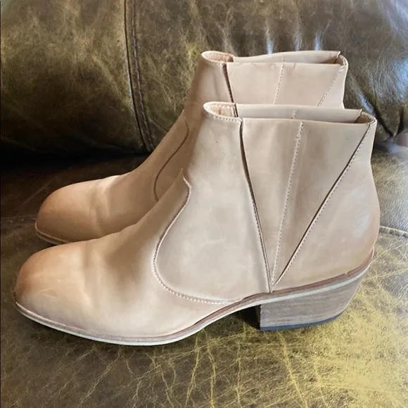 Silent D Lisbons Anthropologie 9 tan ankle boots