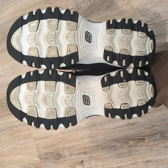 Skechers D'Lites Women's Sneakers Black with Strip Pattern Accent size 6.5