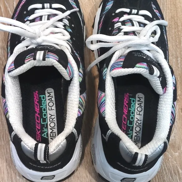 Skechers D'Lites Women's Sneakers Black with Strip Pattern Accent size 6.5