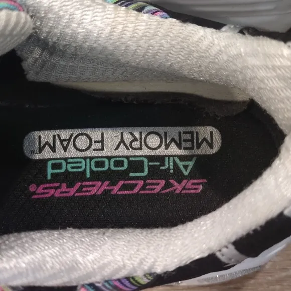 Skechers D'Lites Women's Sneakers Black with Strip Pattern Accent size 6.5