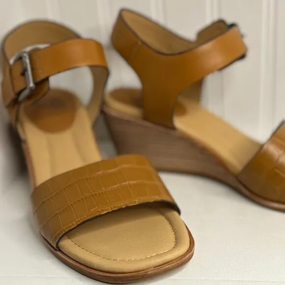Sofft Garin Wedge Sandals in Tan Crocodile in Luggage Color Size 9M