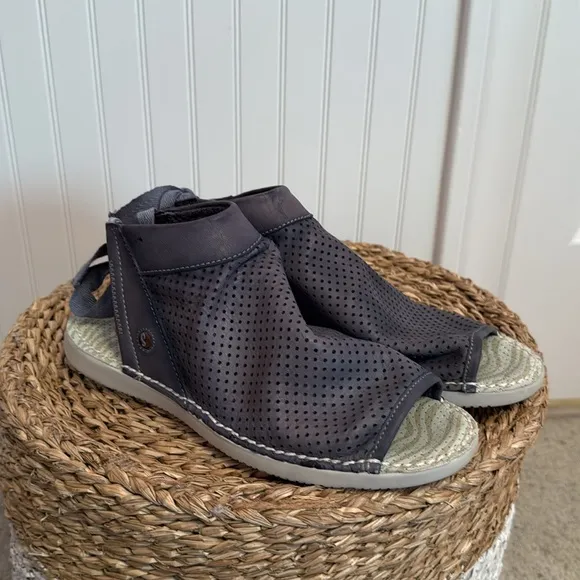 Softinos by Fly London Stylish Perforated Blue Sandals - 38 - Good Condition