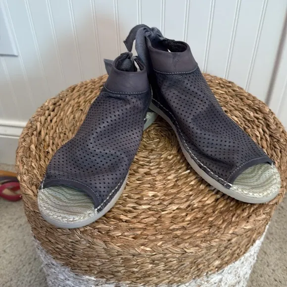 Softinos by Fly London Stylish Perforated Blue Sandals - 38 - Good Condition