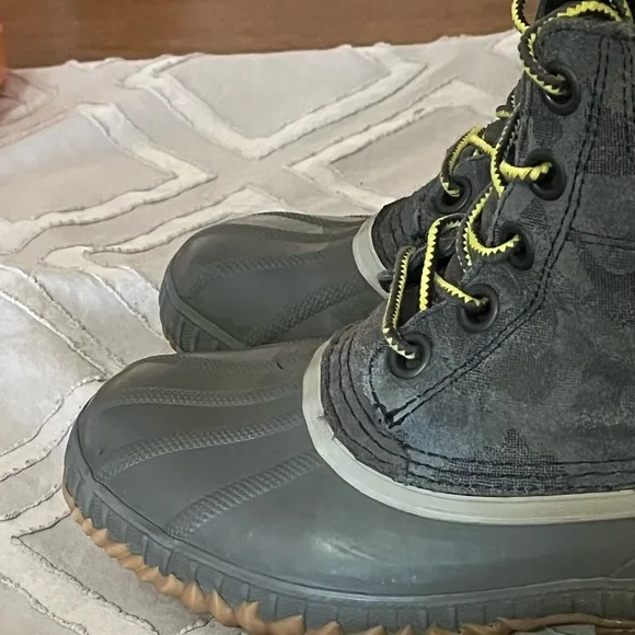 Sorel Cheyanne ll Cammo Gray Snow Boots Sz Youth 2