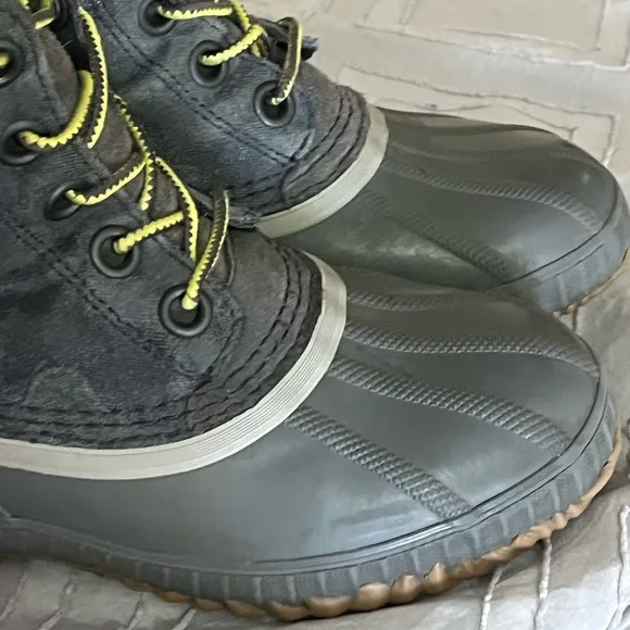 Sorel Cheyanne ll Cammo Gray Snow Boots Sz Youth 2