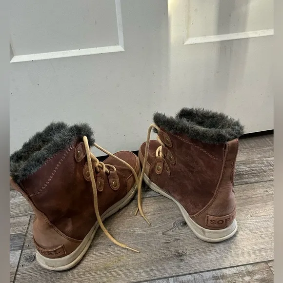 Sorel explorer Joan winter snow boots with fur Lace up Brow. Suede