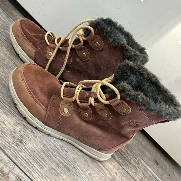 Sorel explorer Joan winter snow boots with fur Lace up Brow. Suede