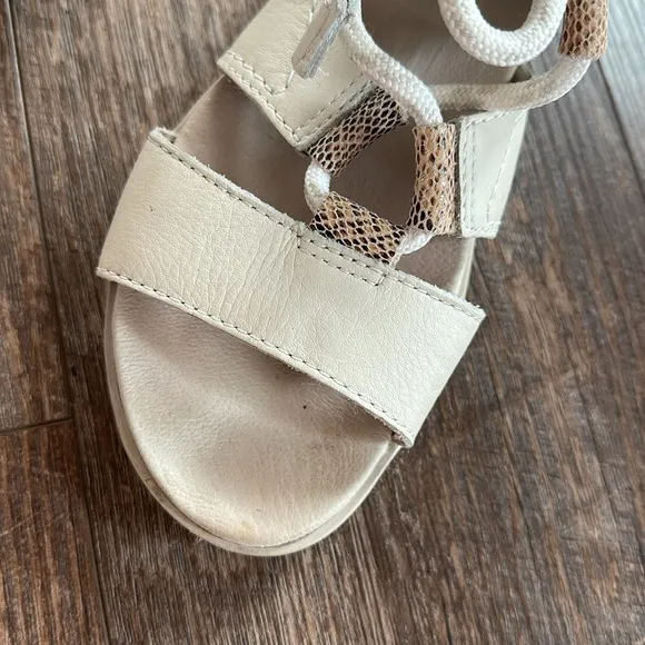 Sorel Women's Cream and Tan Sandals