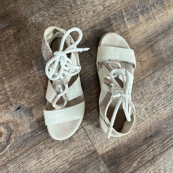 Sorel Women's Cream and Tan Sandals