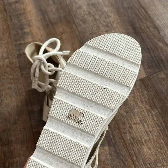 Sorel Women's Cream and Tan Sandals