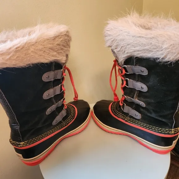 Sorel wool-lined winter boots youth sz youth 3 great condition 👍