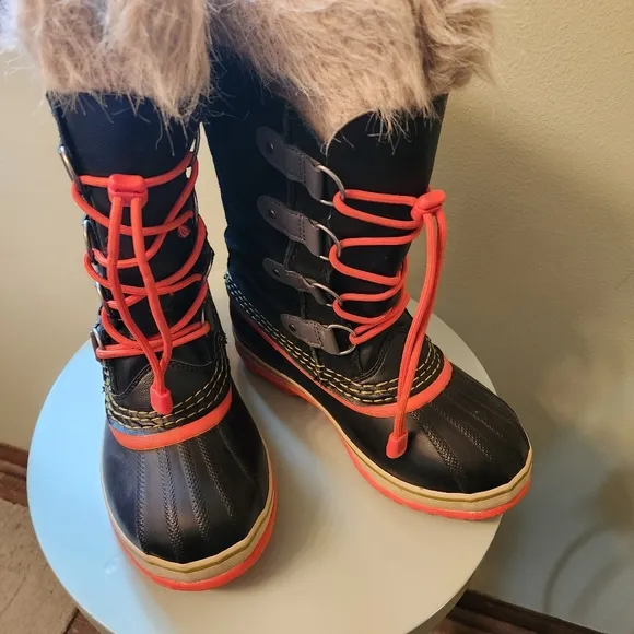 Sorel wool-lined winter boots youth sz youth 3 great condition 👍
