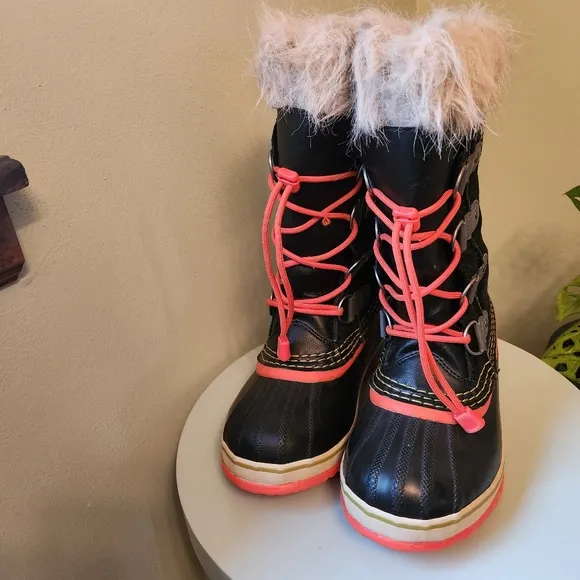 Sorel wool-lined winter boots youth sz youth 3 great condition 👍