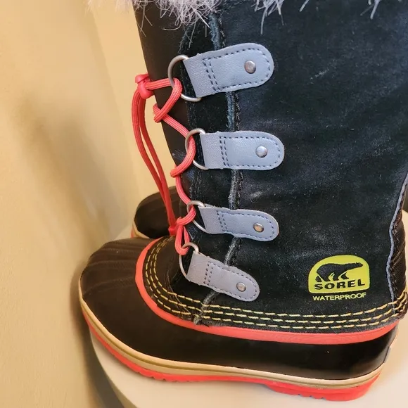 Sorel wool-lined winter boots youth sz youth 3 great condition 👍