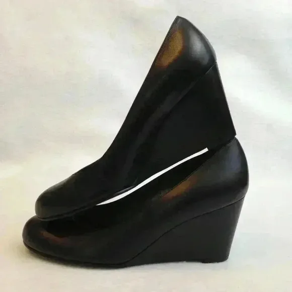 Stuart Weitzman Black Slip-On Spain Size 8M Shoes