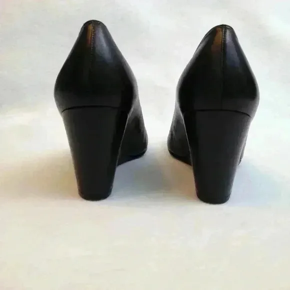 Stuart Weitzman Black Slip-On Spain Size 8M Shoes