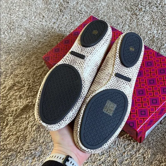 Stylish Beige Flats with Logo Detail