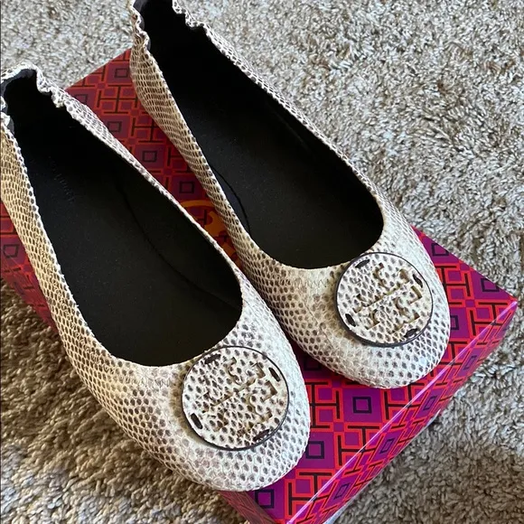 Stylish Beige Flats with Logo Detail