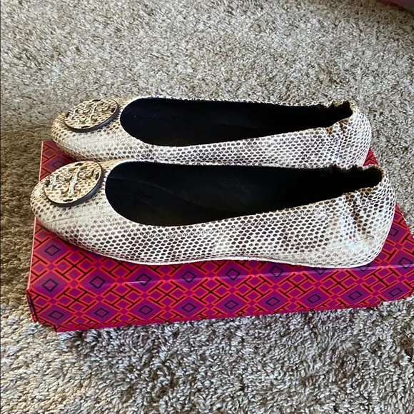 Stylish Beige Flats with Logo Detail