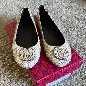 Stylish Beige Flats with Logo Detail