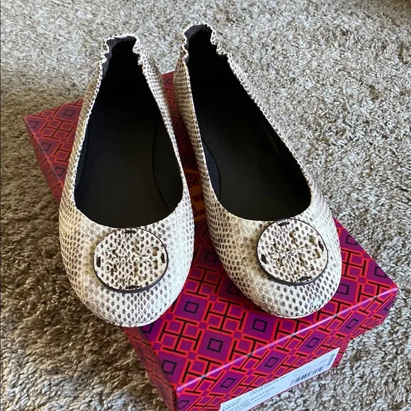 Stylish Beige Flats with Logo Detail