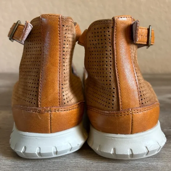 Sundance Mamzelle Lorelai Tan Suede T Strap Shoes