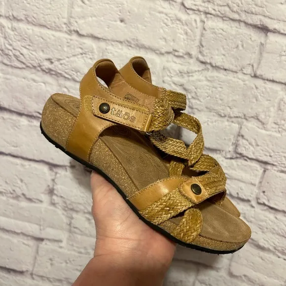 Taos Trulie Woven Leather Strappy Sandals Camel Size 38
