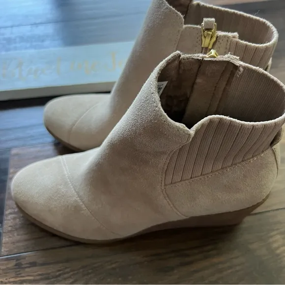 Tom’s Sadie Suede Wedge Boots NWOT