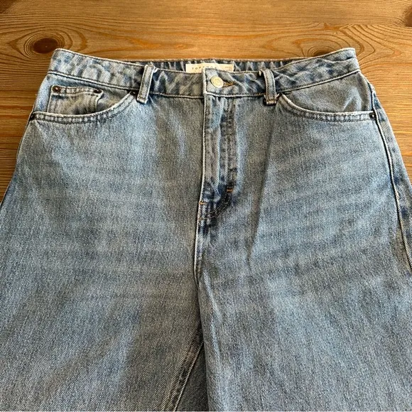 TOPSHOP MOM JEAN LIGHT MEDIUM WASH DISTRESSED 30 x 32 STRAIGHT TAPER LEG