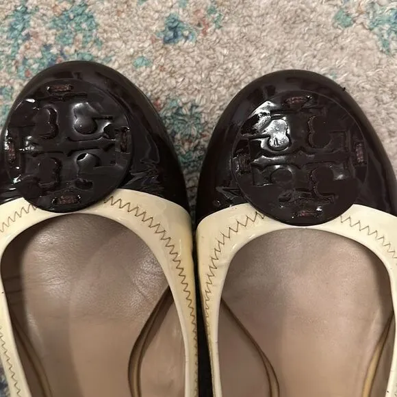 TORY BURCH Women's Beige &amp; brown patent leather ballet flats shoes MINNIE