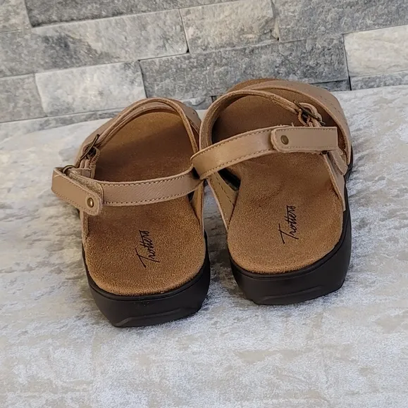 Trotters Razzi Wegde Comfort Sandals