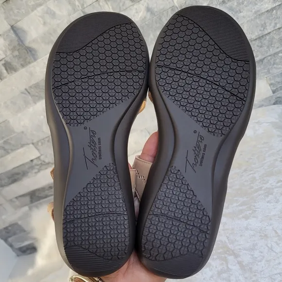 Trotters Razzi Wegde Comfort Sandals