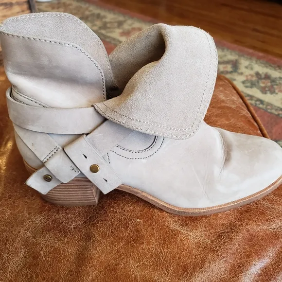 Ugg Boots Elora Size 9