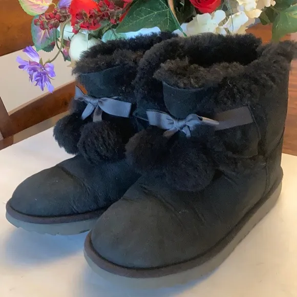 UGG GITA KIDS SHOES.