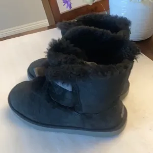 UGG GITA KIDS SHOES.
