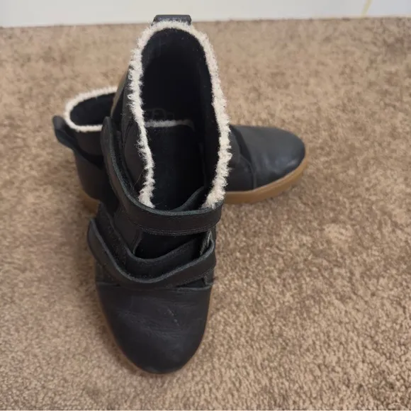 Ugg shoes size 3 kids black