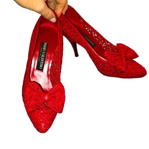 Valentino ITALY vintage FALL red laser cut out removable bow clip pumps 7