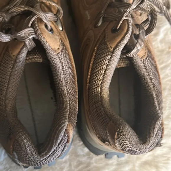Vasque shoes 8.5 (7007)
