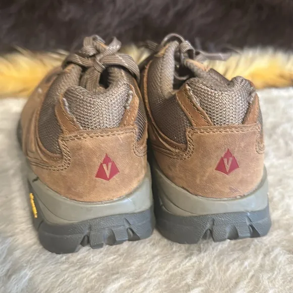 Vasque shoes 8.5 (7007)