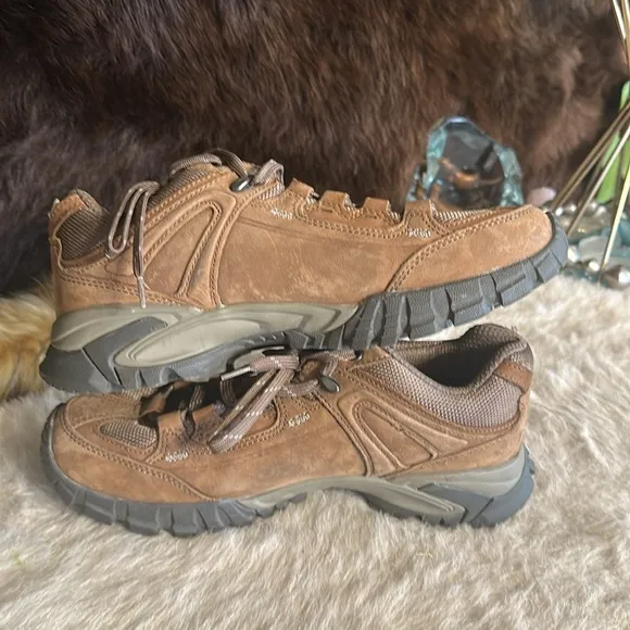 Vasque shoes 8.5 (7007)