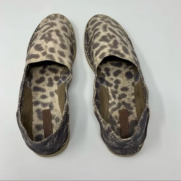 VINCE Snake Embossed Leather Slip On Flats Shoes Women Size 9