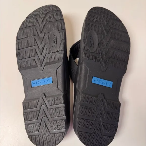 Vionic Men's HMANLY Black and Gray Sandals