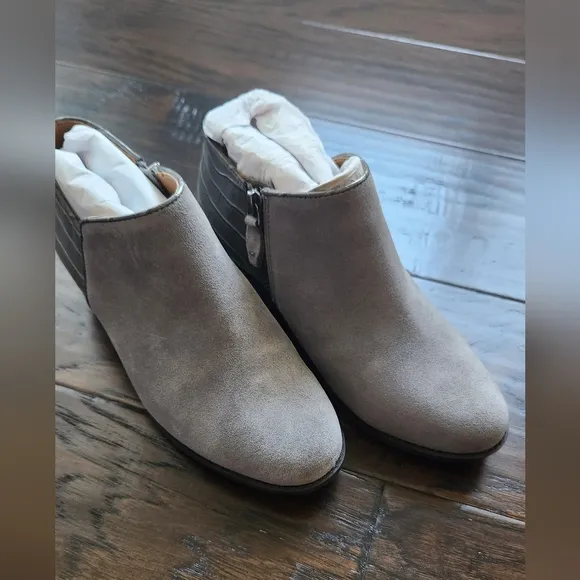 Vionic Water Repellent Suede Ankle Boots - Marissa. Size 6 M.