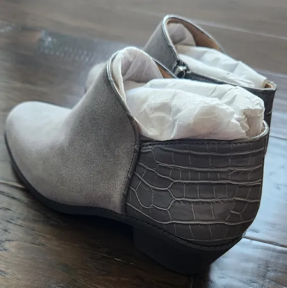 Vionic Water Repellent Suede Ankle Boots - Marissa. Size 6 M.