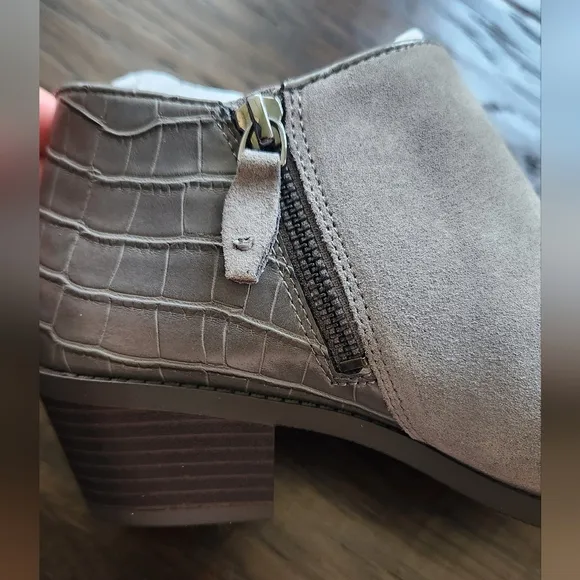 Vionic Water Repellent Suede Ankle Boots - Marissa. Size 6 M.